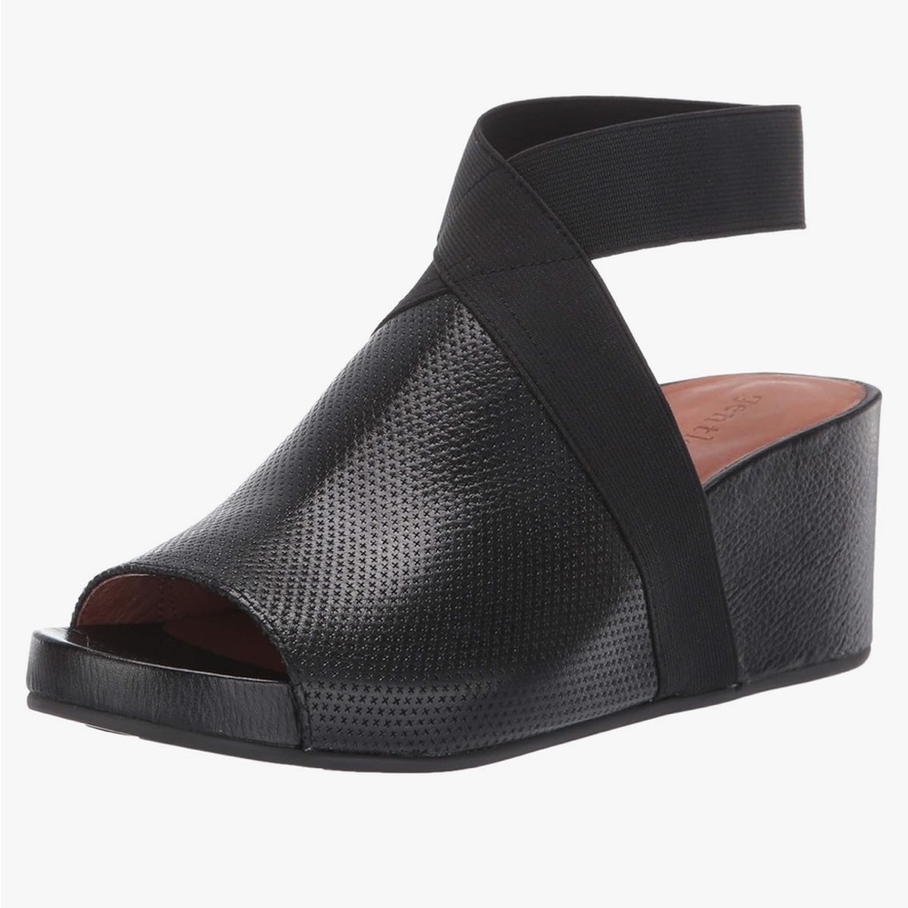 Gentle Souls by Kenneth Cole Gisele 65 peep toe wedge sandal black leather 8